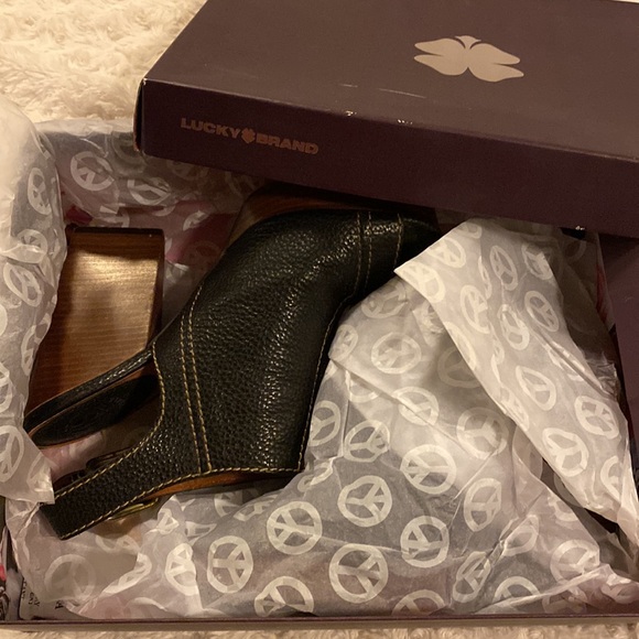 LUCKY BRAND - LIKE NEW 9.5 - Picture 15 of 15